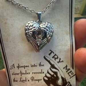 Magnifier pendant prayer